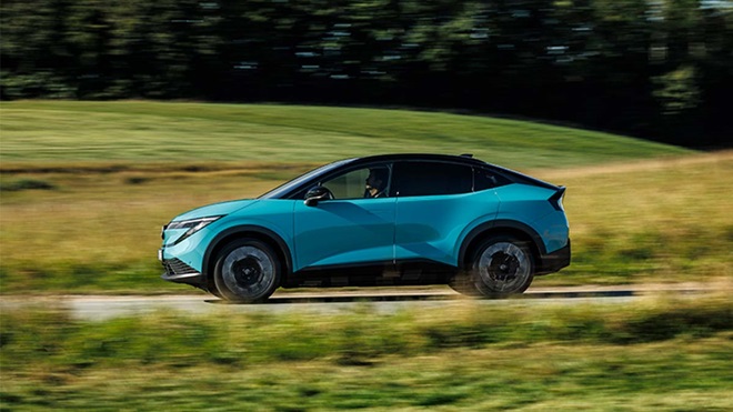 Nissan Leaf, carro elétrico, em movimento na estrada