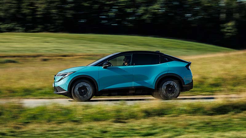 Nissan Leaf, carro elétrico, em movimento na estrada