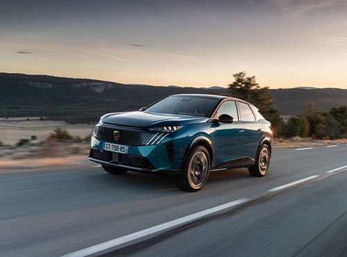 O Peugeot e-3008 é proposto com dois níveis de equipamento: Allure e GT.