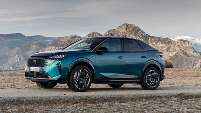 Peugeot e-3008 parado em estrada de montanha