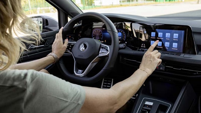 Mulher a utilizar sistema de infoentretenimento no Volkswagen