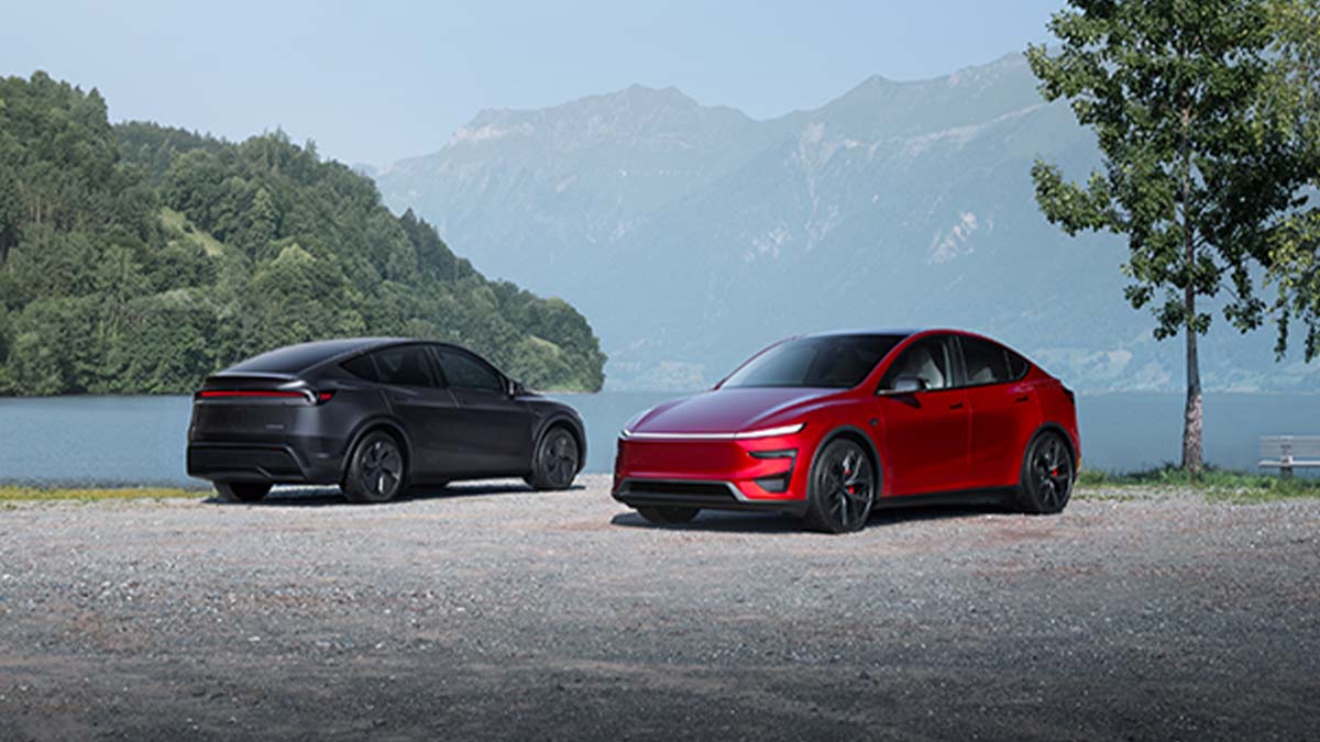 Dois automóveis elétricos Tesla Model Y estacionados em frente a um lago