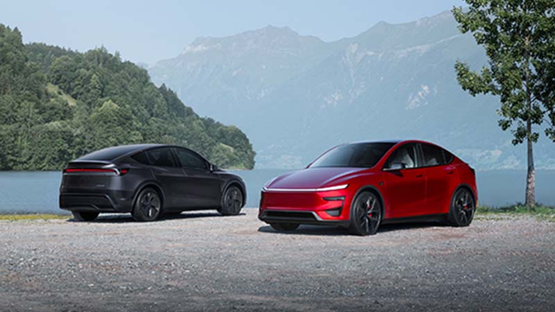 Dois automóveis elétricos Tesla Model Y estacionados em frente a um lago