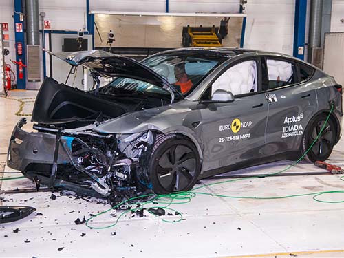 Tesla Model Y supera ensaio com embate em barreira progressiva a 50 km/h.