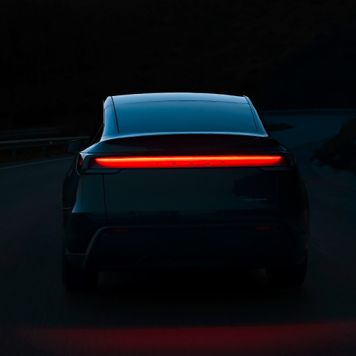 Pediu uma barra de luz em toda a largura do carro? O Tesla Model Y tem à frente e atrás. É Natal.