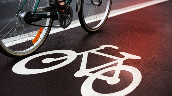 Homem a andar de bicicleta na ciclovia