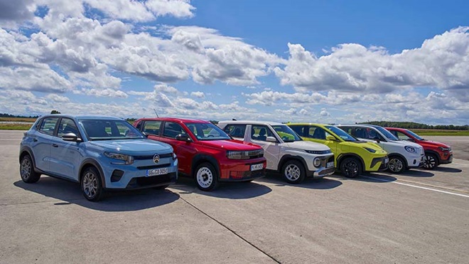Citroën ë-C3, Fiat Grande Panda Electric, Hyundai Inster, BYD Dolphin Surf, Leapmotor T03 e Dacia Spring em fila, de frente