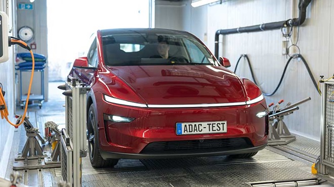 Tesla Model Y Premium vermelho em medições no laboratório ADAC