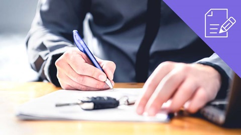 Homem a assinar contrato de compra de carro