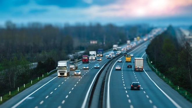 Autoestrada com veículos a circular