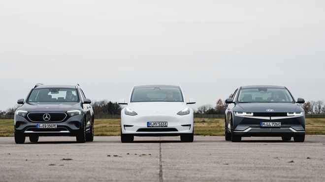 Três SUVs elétricos em confronto na pista: Mercedes EQB, Tesla Model Y e Hyundai Ioniq 5