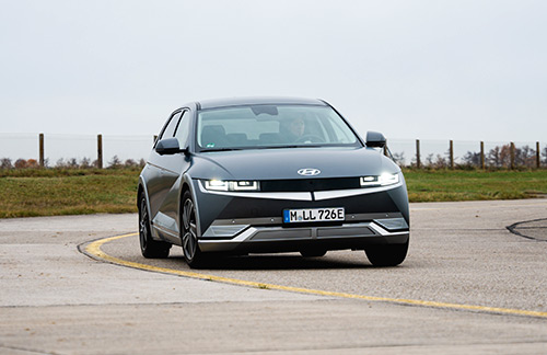 O Ioniq 5 da Hyundai é o carro elétrico mais convincente, com o Mercedes-Benz EQB e o Tesla Model Y colados de perto. O coreano é uma referência em condução elétrica.