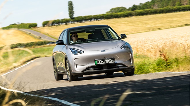 Automóvel elétrico Geely E2 em estrada de planície