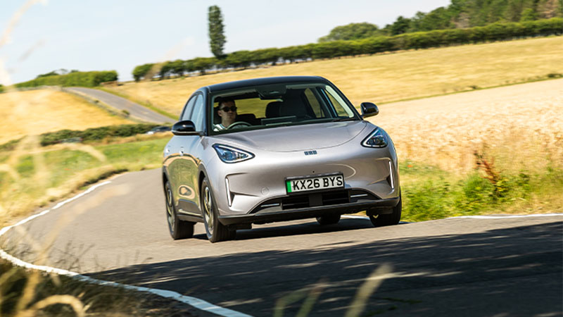 Automóvel elétrico Geely E2 em estrada de planície