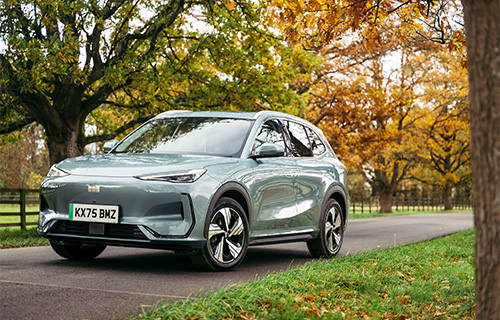 Geely E5 disponível na versão PRO desde 35 700 € e MAX desde 38 200 euros.