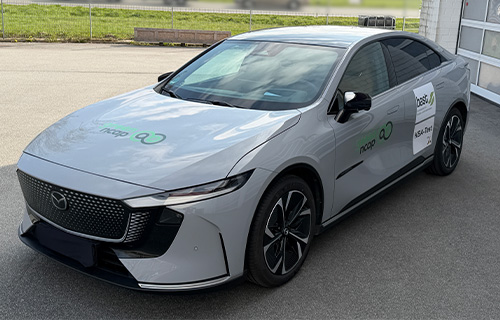 Mazda 6e destaca-se pela eficiência, mas é penalizado pelo impacto da produção e distribuição.