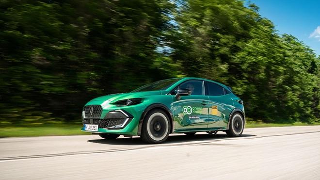 Renault Clio TCe a gasolina verde em teste Green NCAP na estrada
