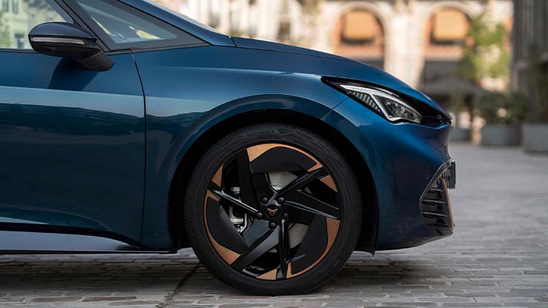 Close up da frente de automóvel elétrico Cupra Born Aurora
