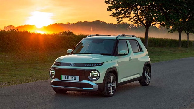 Hyundai Inster, carro elétrico, na estrada durante o pôr do sol
