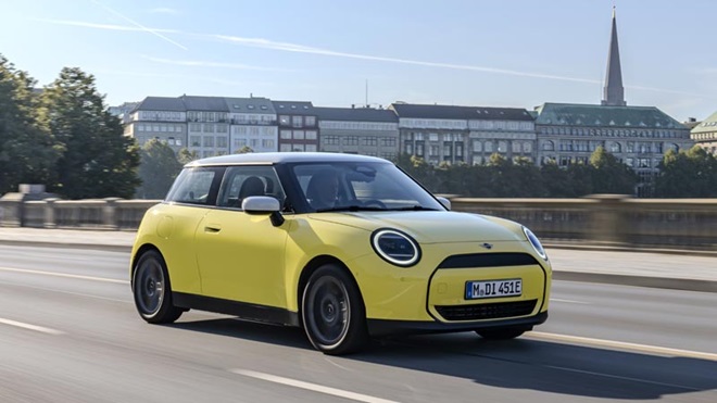 Mini Cooper Elétrico na estrada