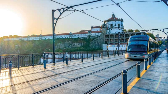 metro na ponte D. Luís no Porto