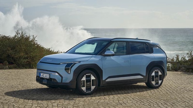 Kia ev3 azul parado no parque de estacionamento da praia do guincho 