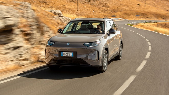 Automóvel Leapmotor B03X na estrada