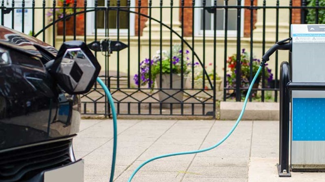 carro elétrico da Renault a carregar