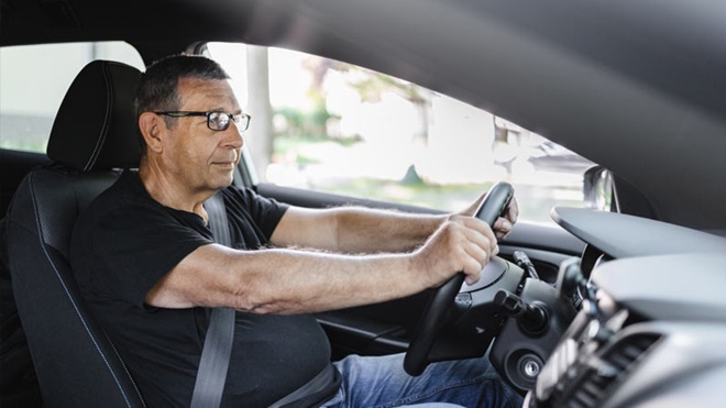 homem a conduzir um automóvel