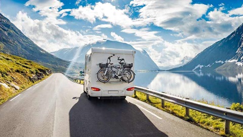 Autocaravana a percorrer estrada montanhosa