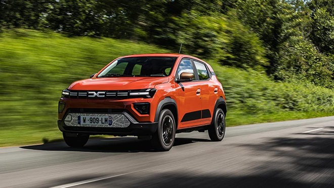 Dacia Spring vermelho, carro elétrico, em movimento