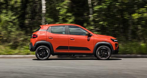 Com apenas 3,70 m de comprimento, o Dacia Spring ganha autonomia com a atualização.
