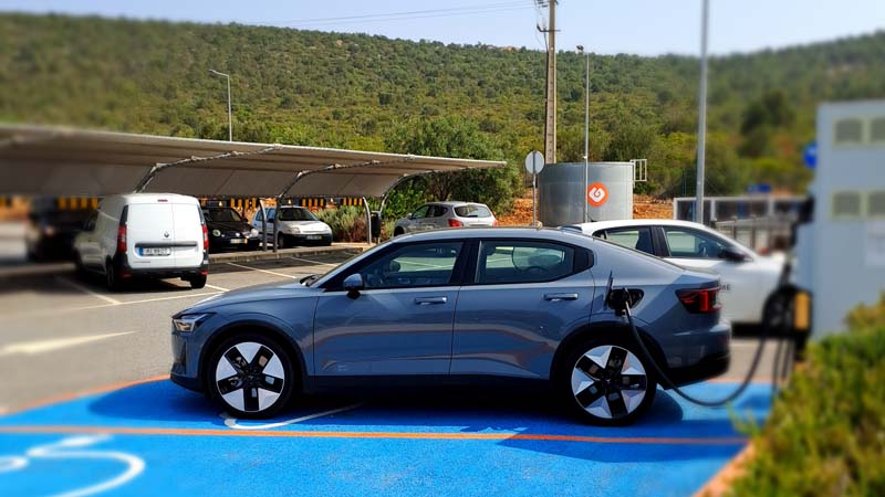 carro elétrico Polestar 2 a carregar na rede pública na autoestrada do Algarve