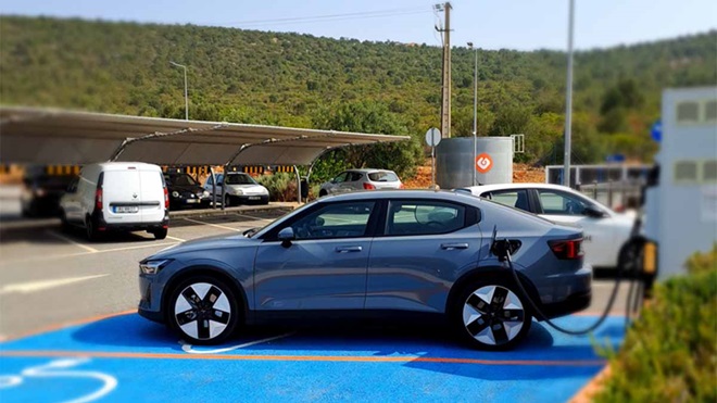 carro elétrico Polestar 2 a carregar na rede pública no Algarve