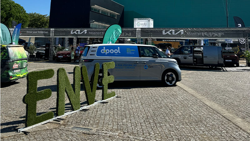 ambiente exterior do Encontro Nacional de Veículos Elétricos 2026 no pavilhão multiusos de Guimarães