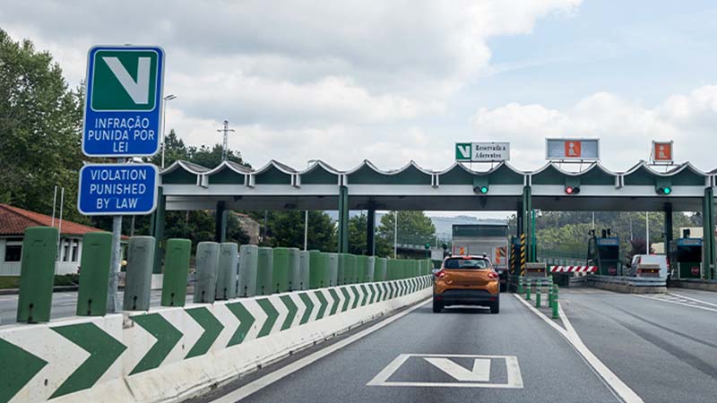 Carro a passar em portagem com via verde na autoestrada