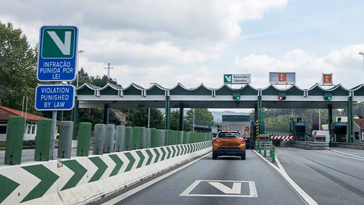Carro a passar em portagem com via verde na autoestrada