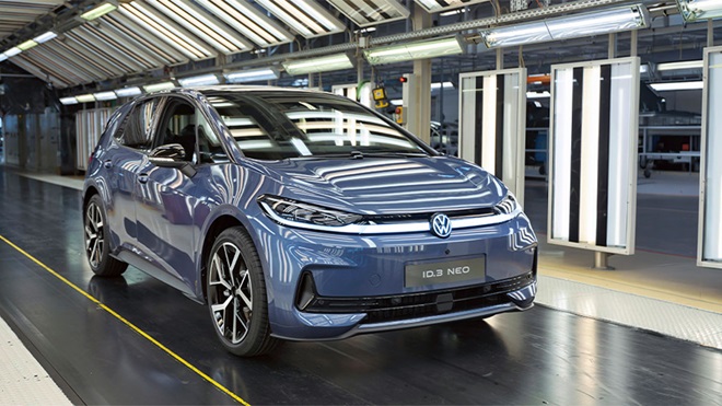 Volkswagen ID.3 Neo azul, carro elétrico, a sair da linha de montagem da fábrica 