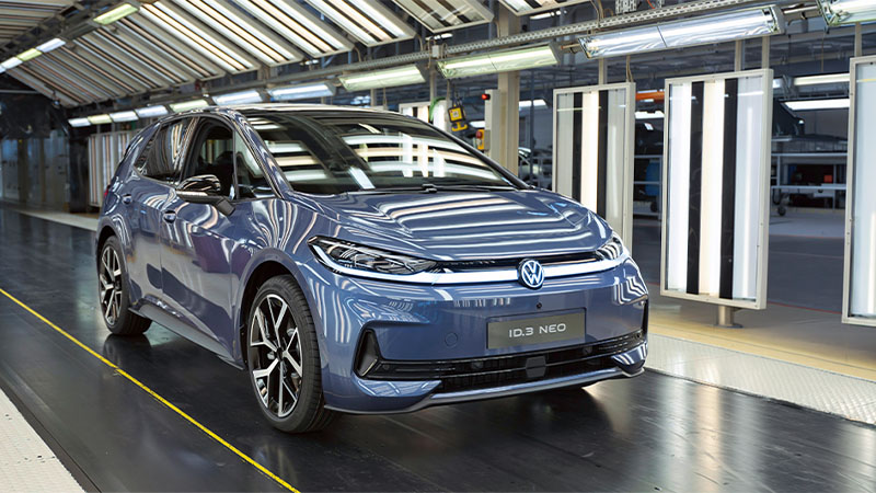 Volkswagen ID.3 Neo azul, carro elétrico, a sair da linha de montagem da fábrica