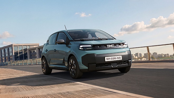 Dacia Spring azul em movimento