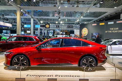 O novo Mazda 6e chega aos concessionários no verão de 2025.