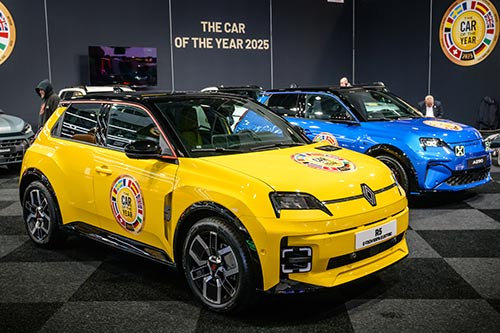 Renault 5 E-Tech elétrico vence Carro do Ano. Marca promete baixar o preço no verão.