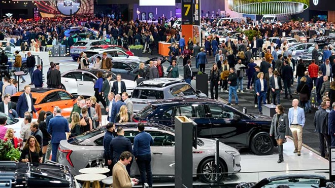 Carros em exposição e multidão de visitantes no salão automóvel de Bruxelas