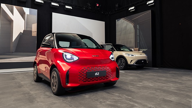 Dois automóveis Smart #2, um vermelho e outro dourado