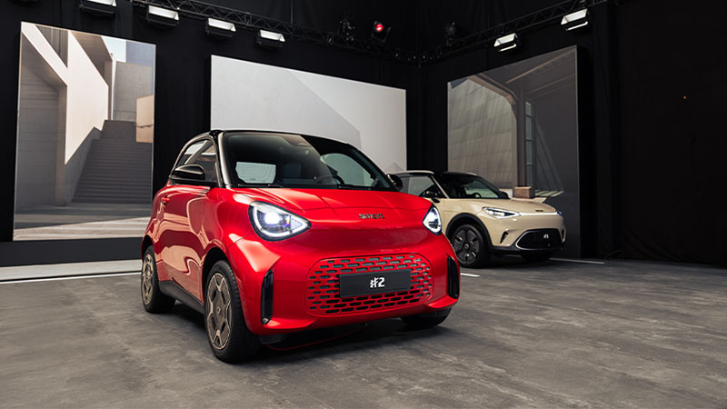 Dois automóveis Smart #2, um vermelho e outro dourado