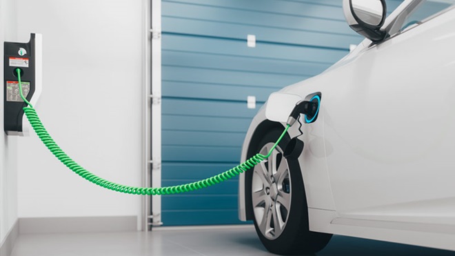 Carro elétrico numa garagem doméstica ligado a uma tomada