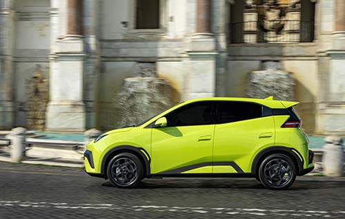 Pode escolher uma de quatro cores: lime green, polar night black, apricity white e ice blue.