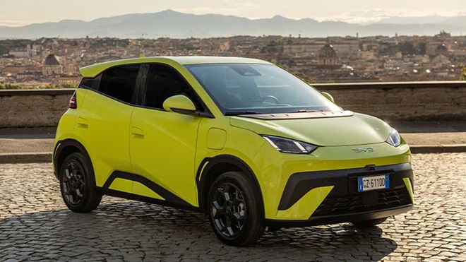 byd dolphin surf amarelo no exterior