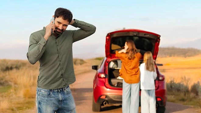 Família parada no caminho com carro avariado