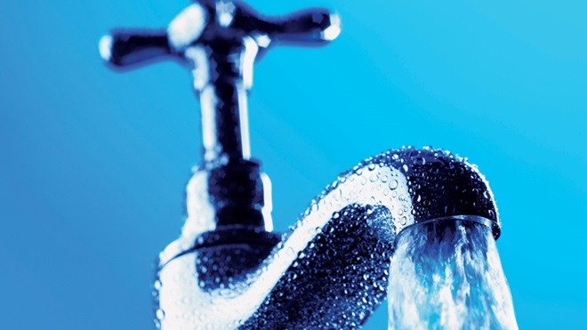 Água a correr da torneira. Dicas DECO PROTESTE para poupar água.